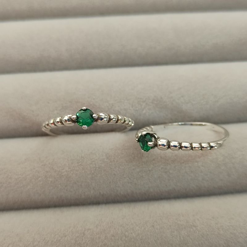 Anel de Prata de bolinha e Zircônia Verde