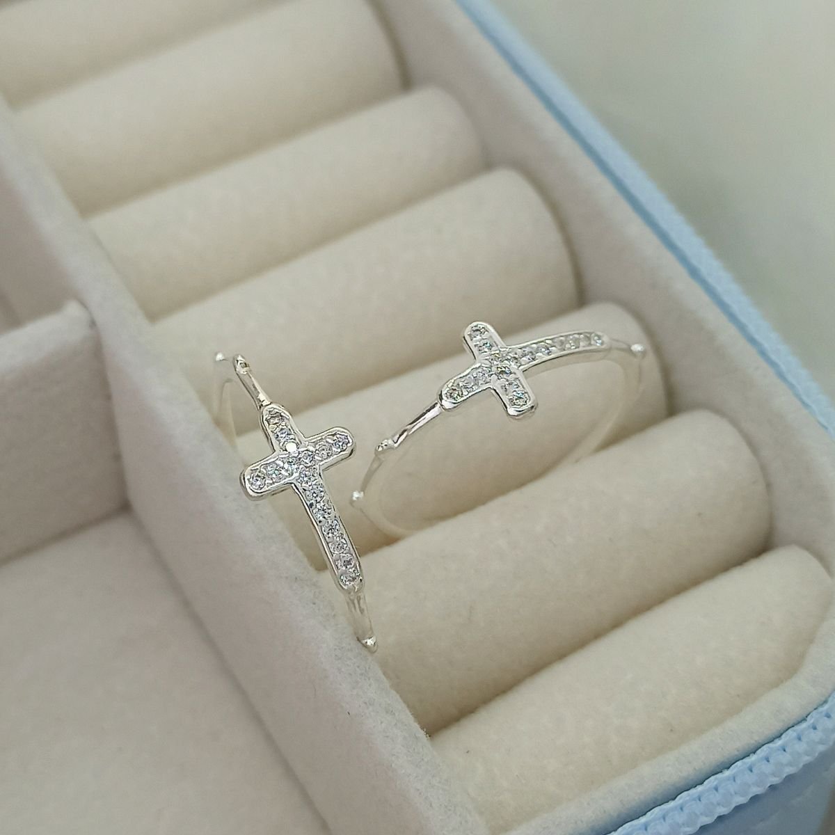 Anel de prata de cruz com micro zircônias