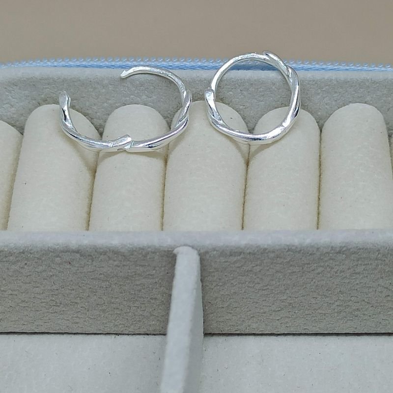 Argola de prata torcida de click - média