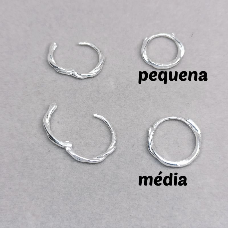 Argola de prata torcida de click - média