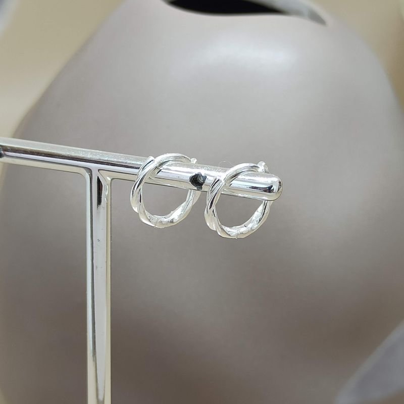 Argola de prata torcida de click - média