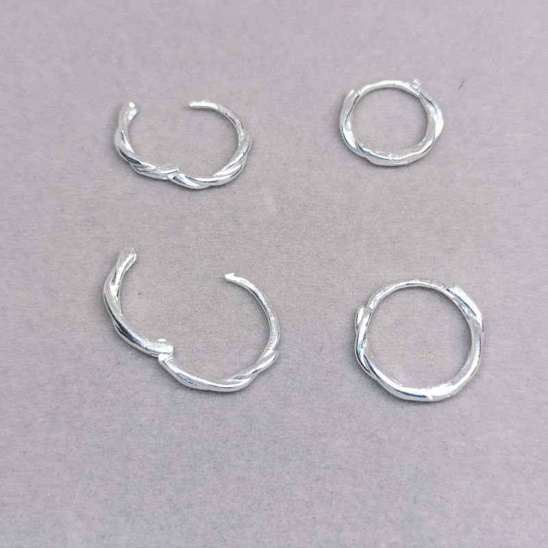 Argola de prata torcida de click - média