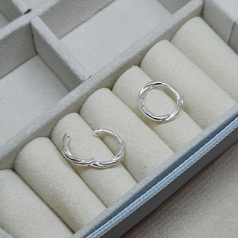 Argola de prata torcida de click - média