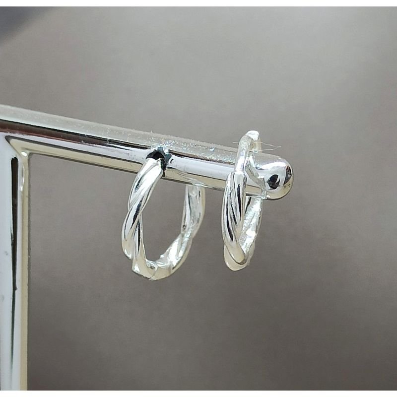 Argola de prata torcida de click - média