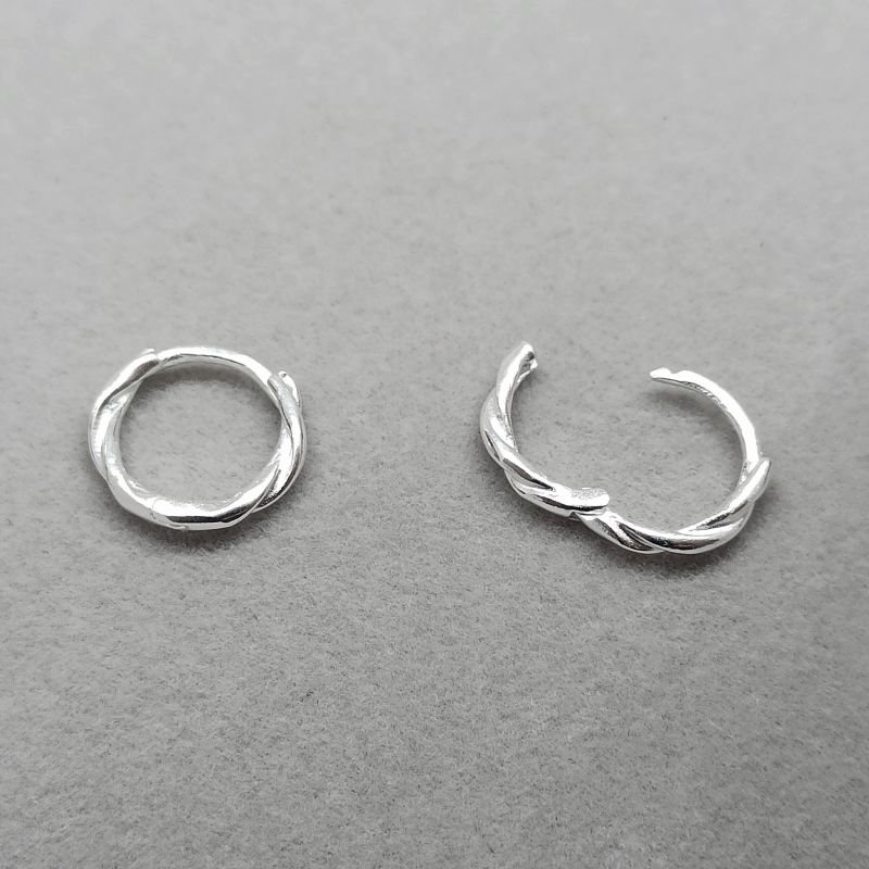 Argola de prata torcida de click - pequena