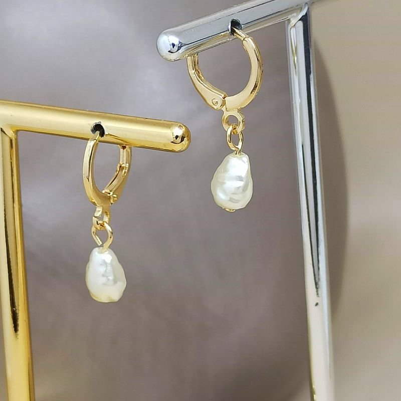 Argola folheada a ouro de pérola barroca