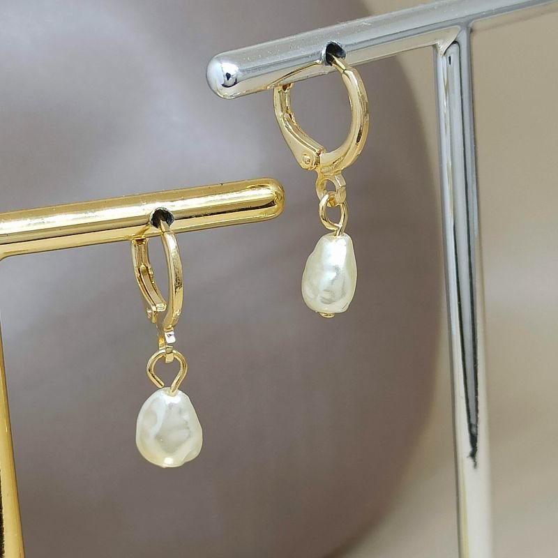 Argola folheada a ouro de pérola barroca