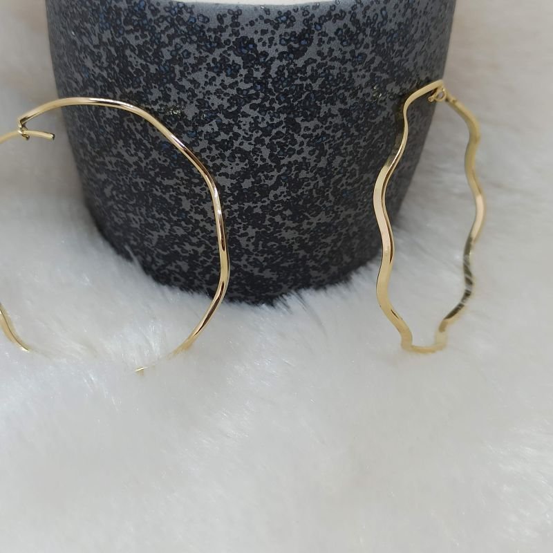 Argola folheada a ouro ondulada