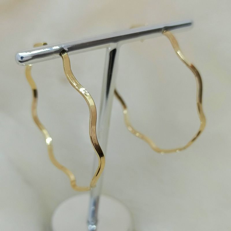 Argola folheada a ouro ondulada