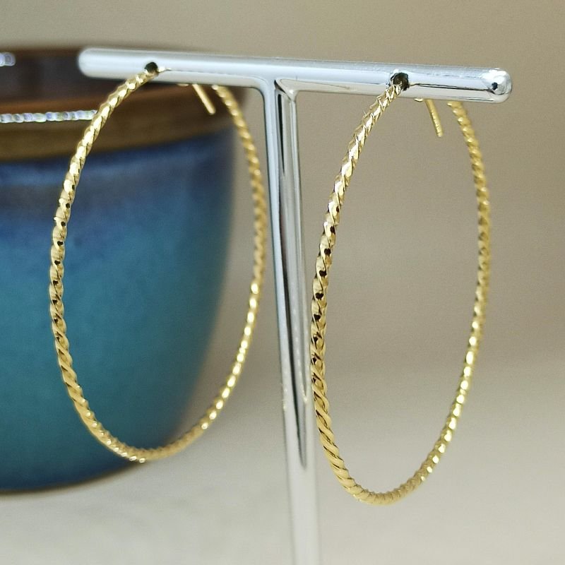 Argola folheada a ouro torcida