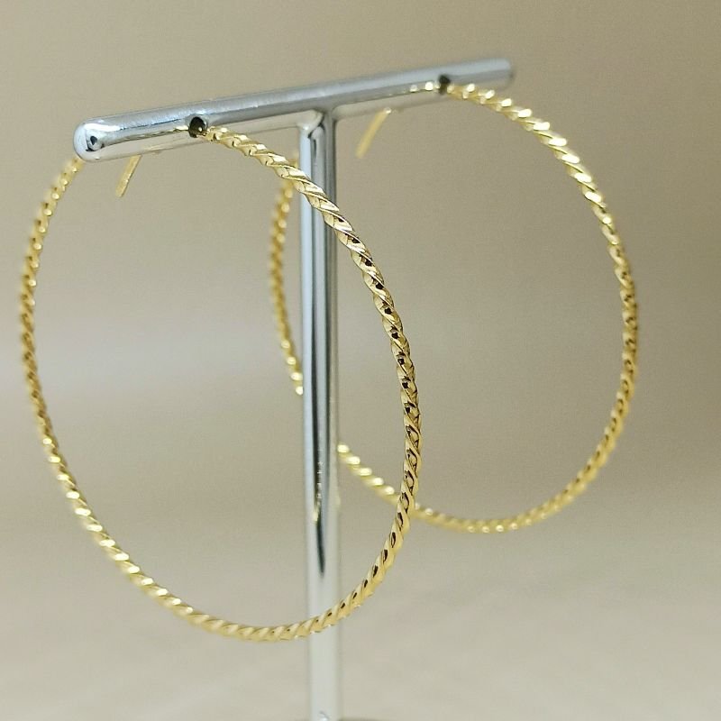 Argola folheada a ouro torcida