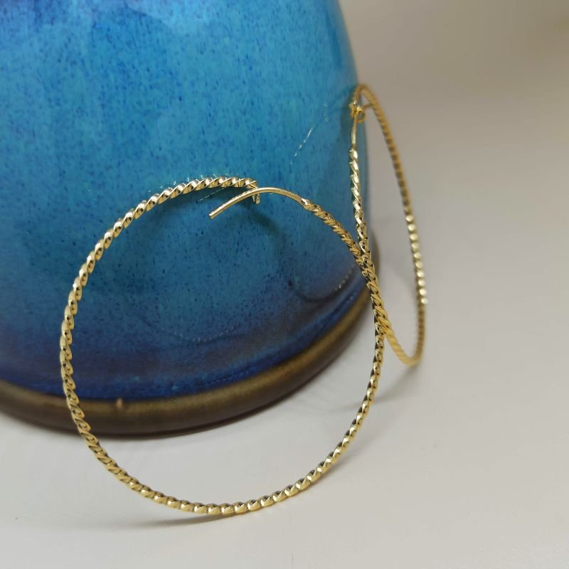 Argola folheada a ouro torcida