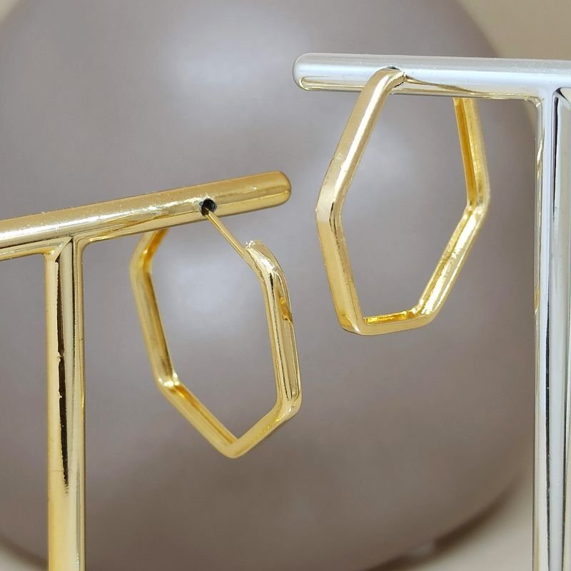 Argola folheado a ouro geométrica