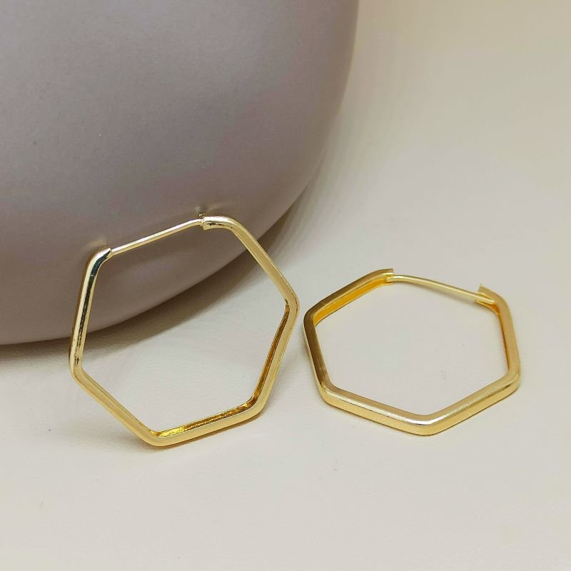 Argola folheado a ouro geométrica