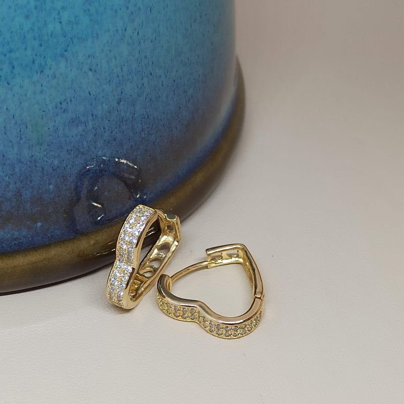 Brinco de argola folheado a ouro de coração com micro zircônias