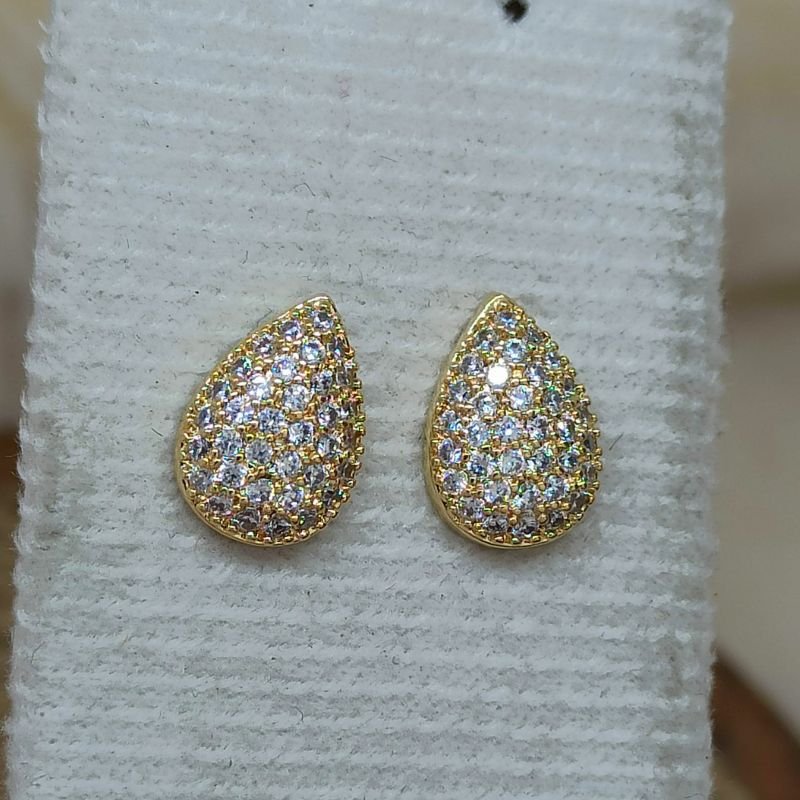 Brinco de gota folheado a ouro com micro zircônias