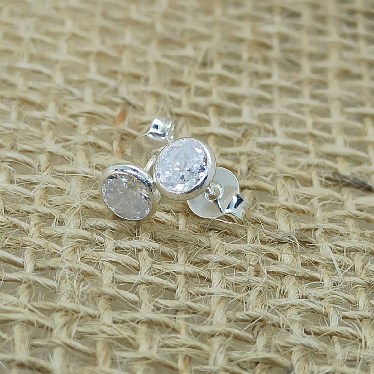 Brinco de prata de 5mm cravação inglesa