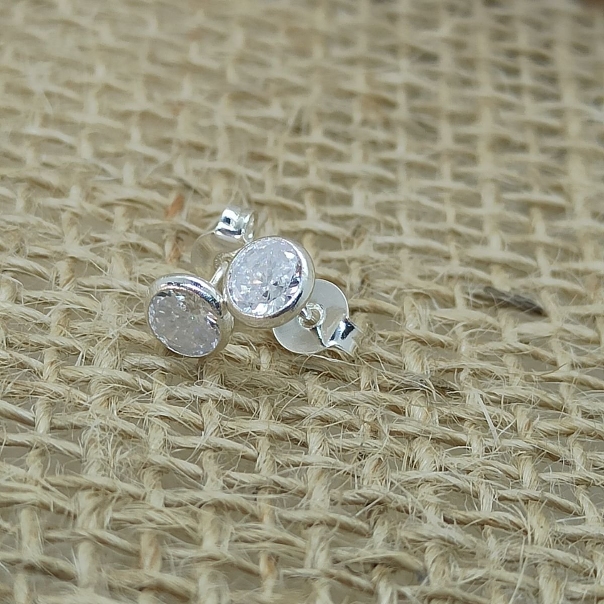 Brinco de prata de 5mm cravação inglesa