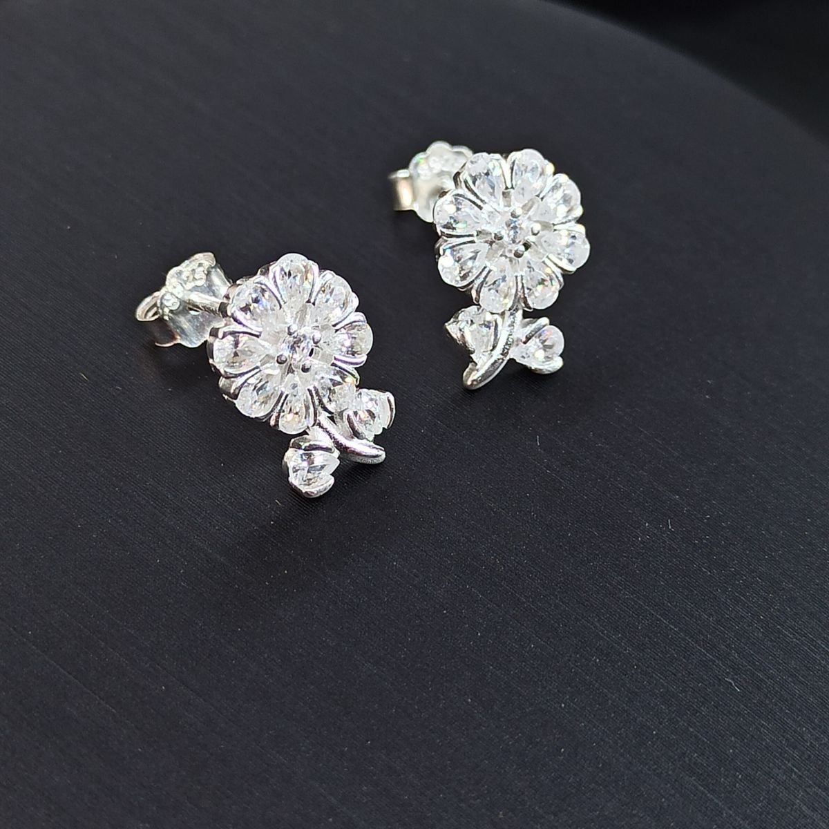 Brinco Flor em Prata com Zircônias