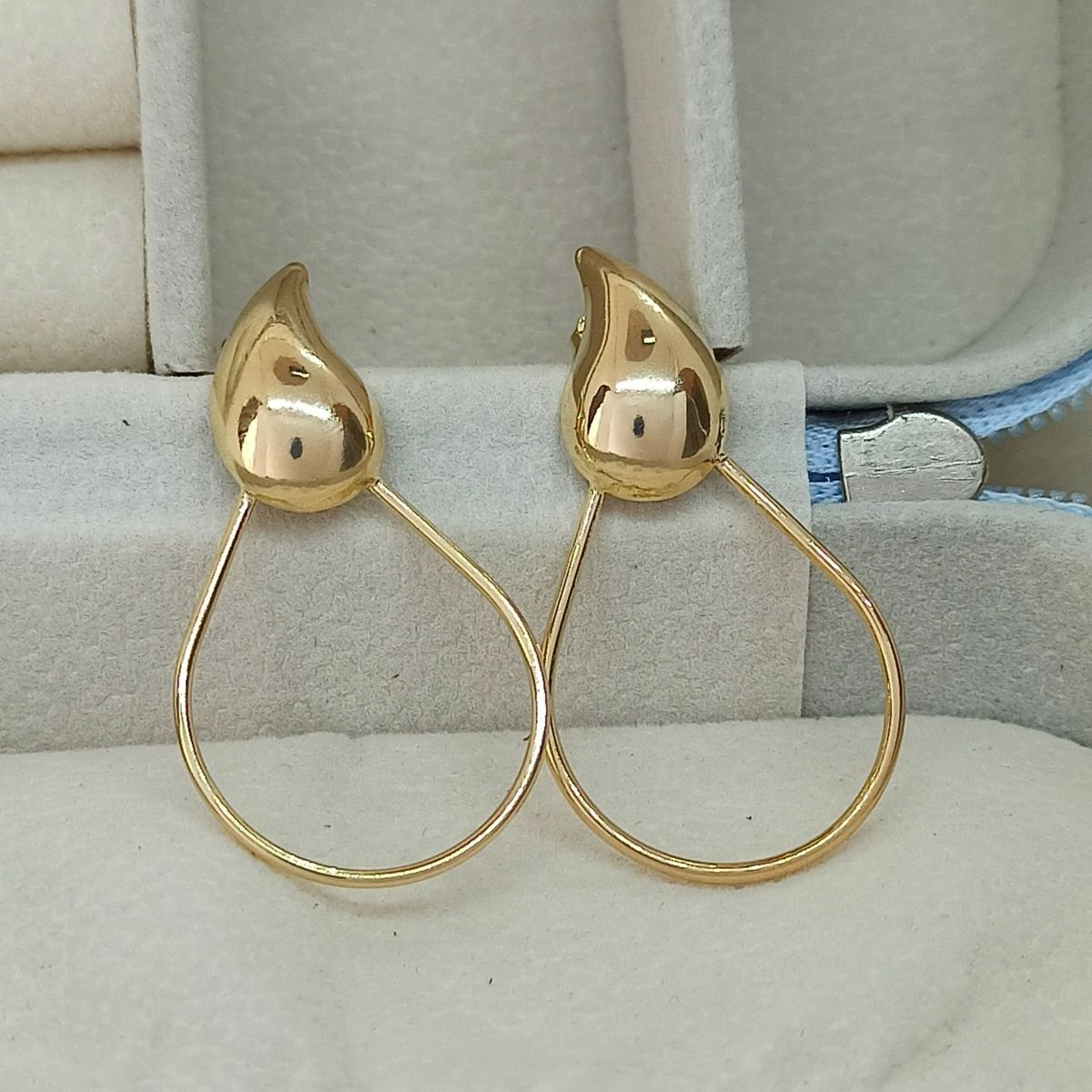 Brinco folheado a ouro com gota