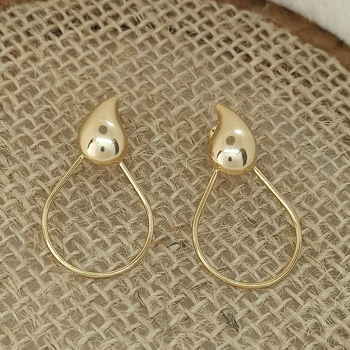 Brinco folheado a ouro com gota