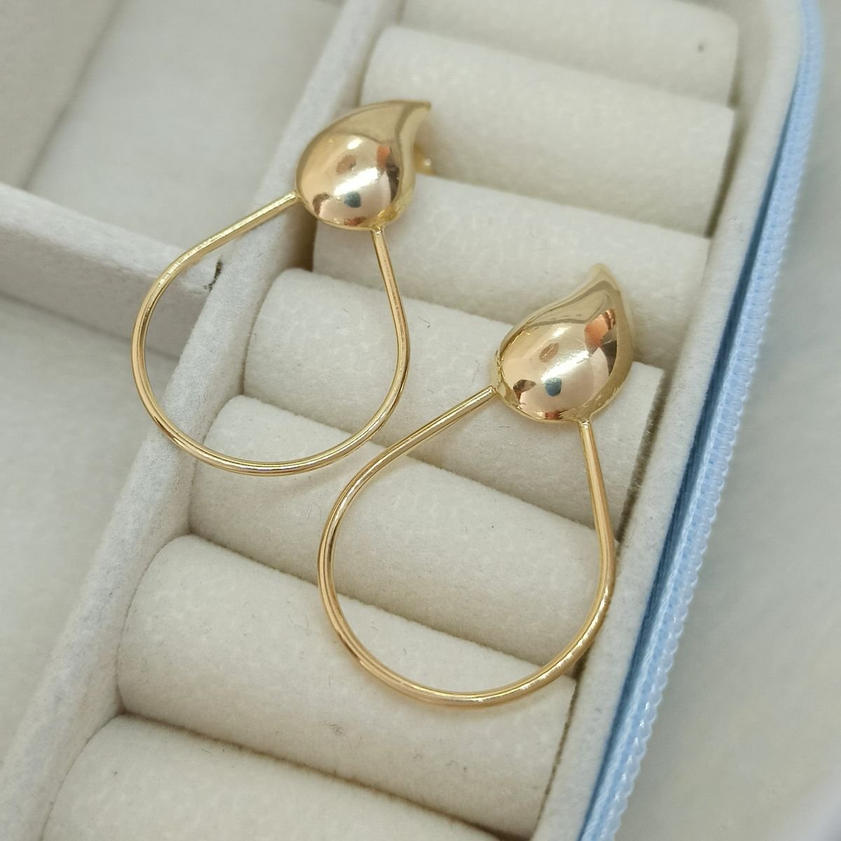 Brinco folheado a ouro com gota