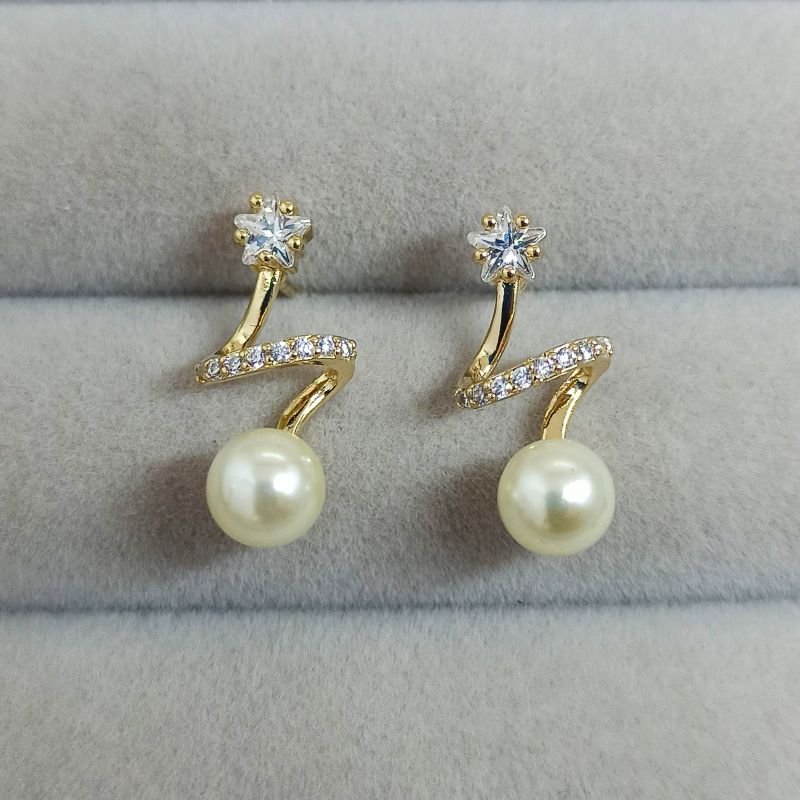 Brinco folheado a ouro com pérola enroladinho