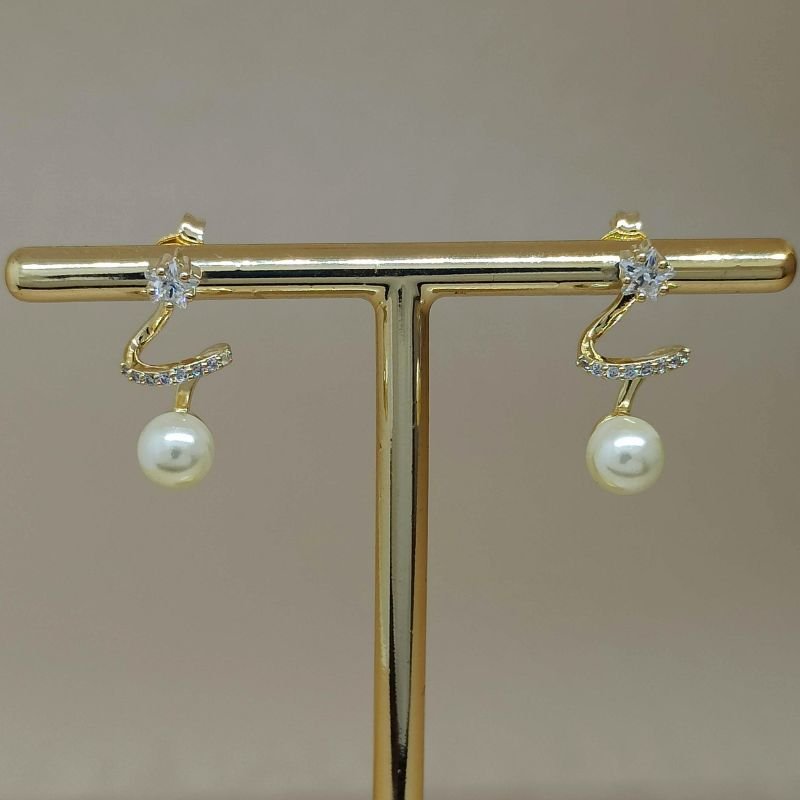 Brinco folheado a ouro com pérola enroladinho