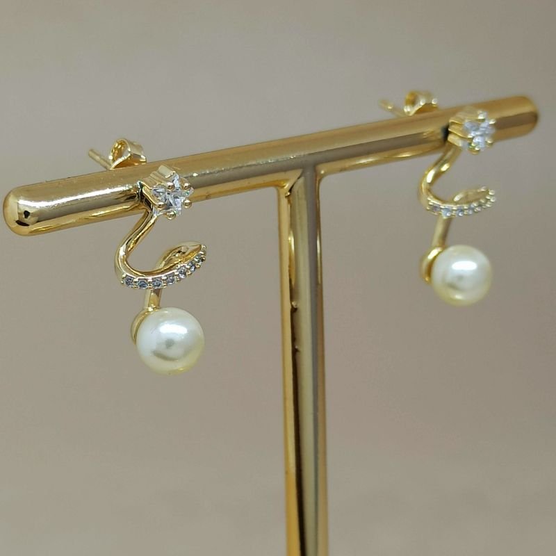 Brinco folheado a ouro com pérola enroladinho