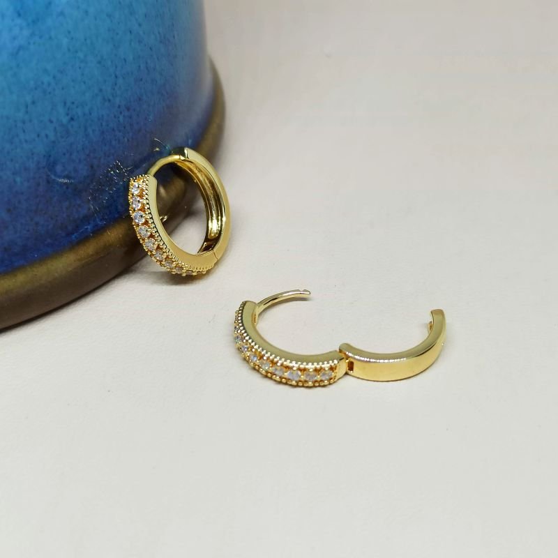 Brinco folheado a ouro de argola click cravejado