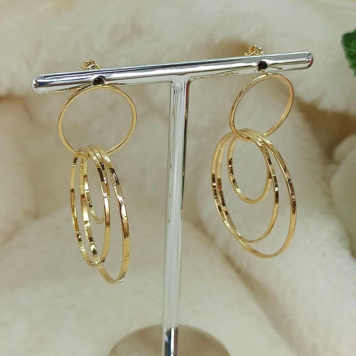 brinco folheado a ouro de argolas penduradas
