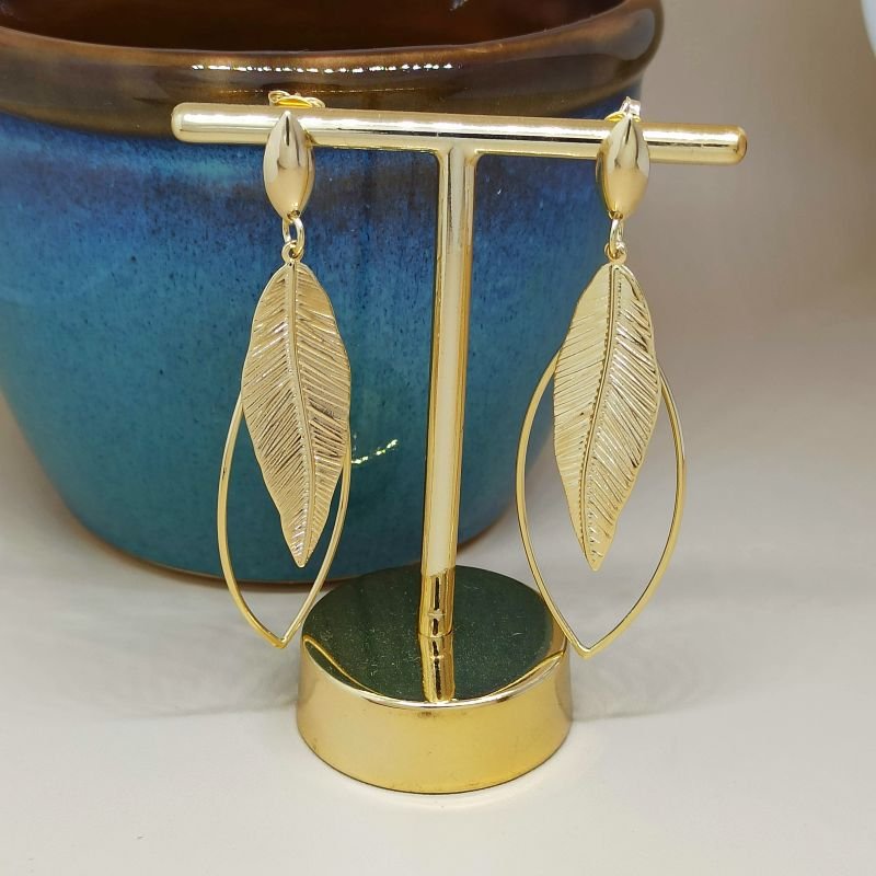 Brinco folheado a ouro de aro com pena