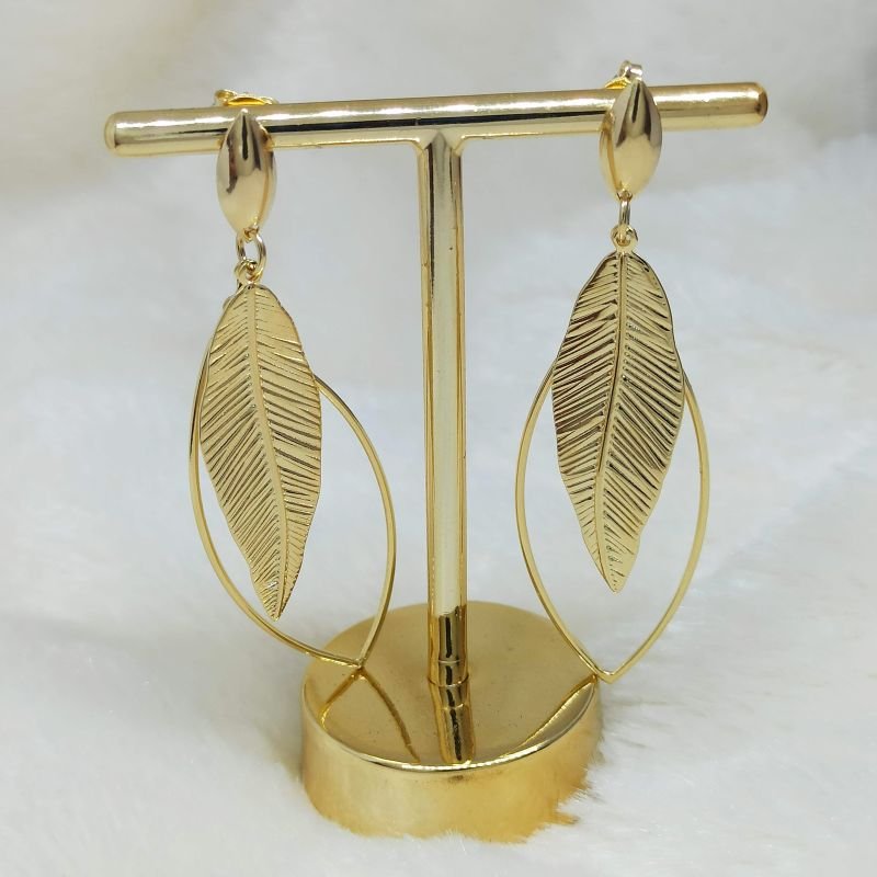 Brinco folheado a ouro de aro com pena