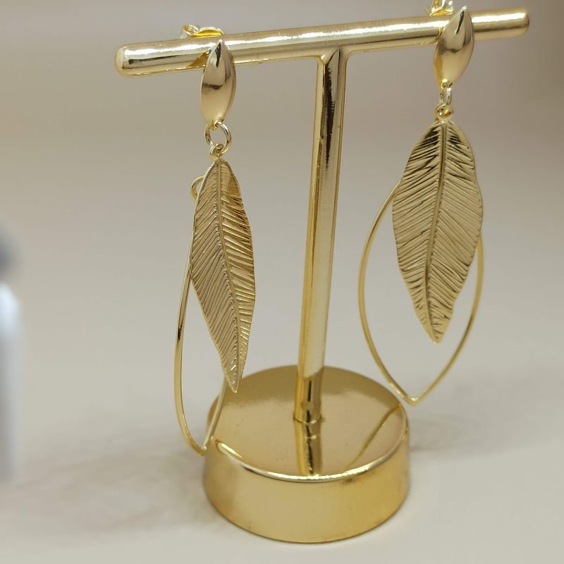 Brinco folheado a ouro de aro com pena