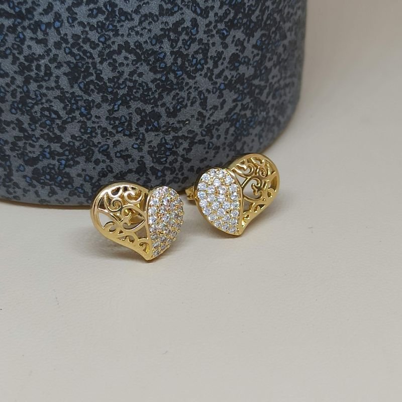 Brinco folheado a ouro de coração trabalhado e cravejado