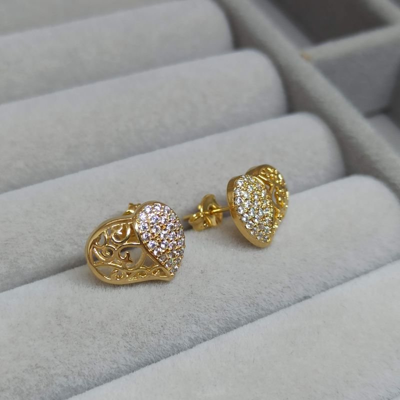 Brinco folheado a ouro de coração trabalhado e cravejado