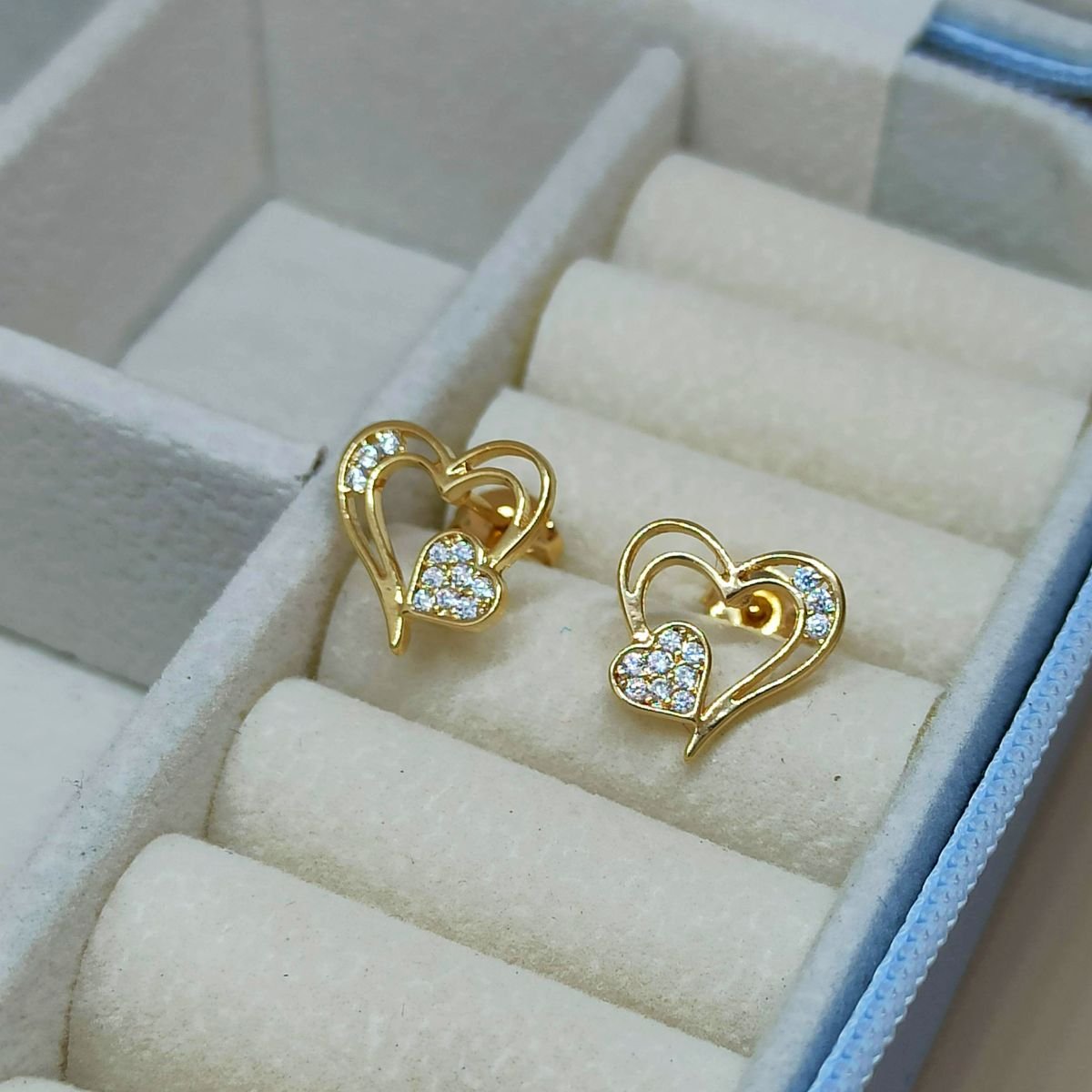 Brinco folheado a ouro de corações vazados cravejados