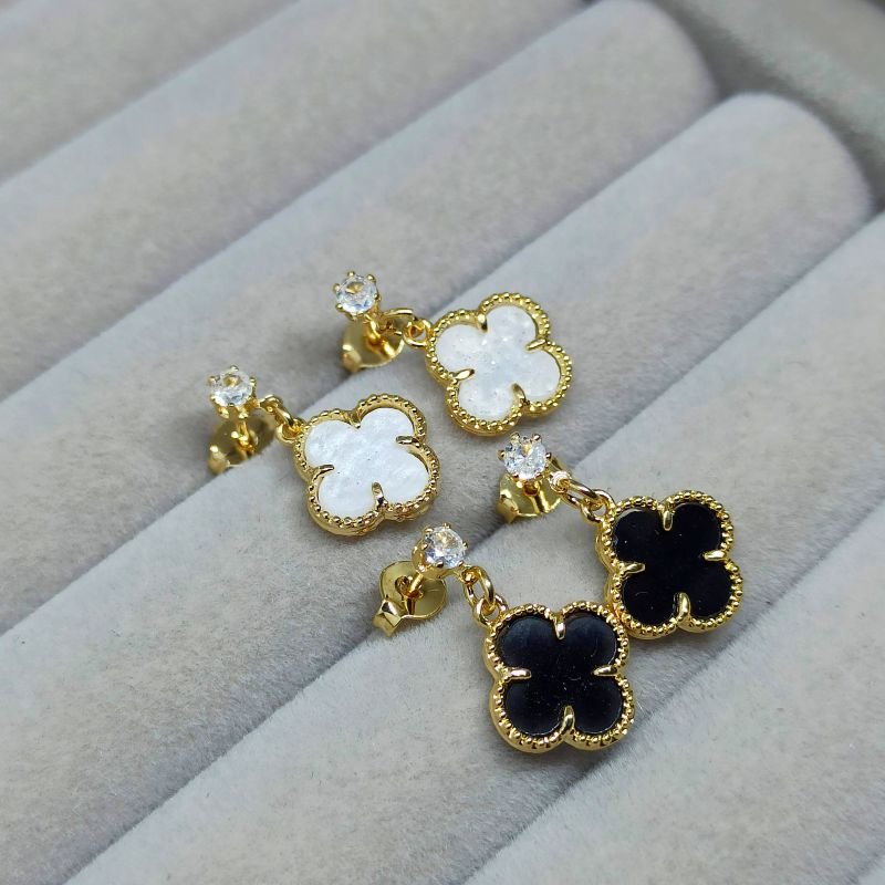 brinco folheado a ouro de flor branco ou preto