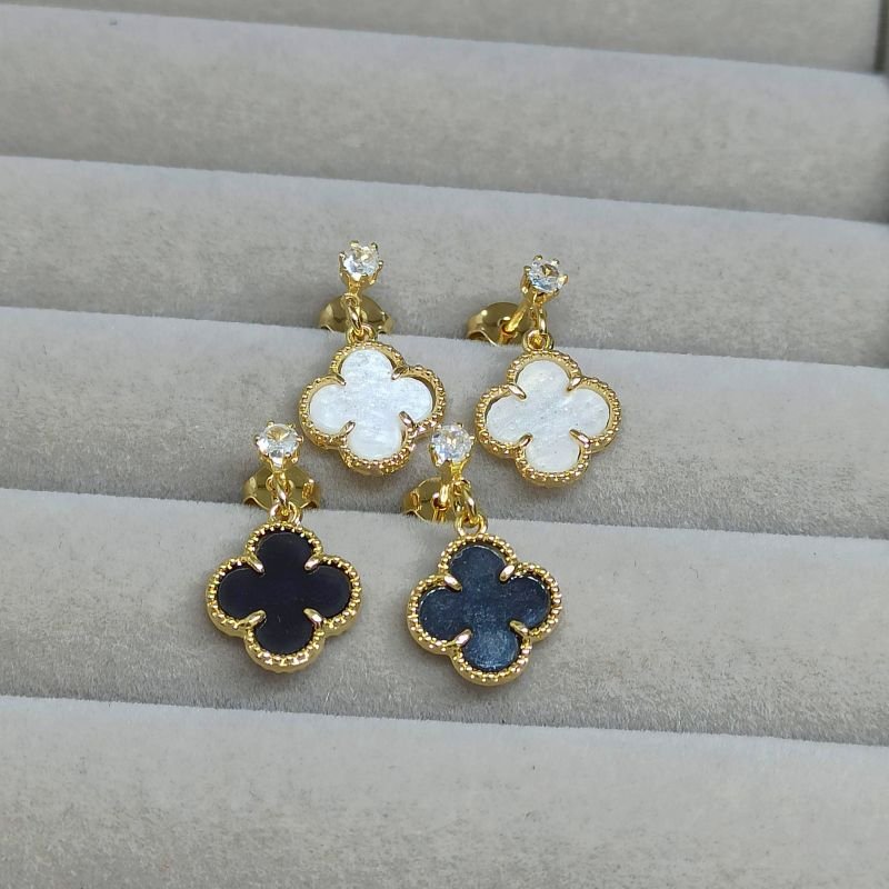 brinco folheado a ouro de flor branco ou preto