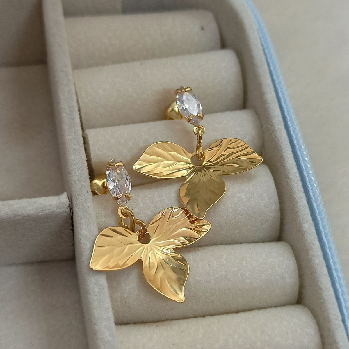 Brinco folheado a ouro de folhaorganico com zircônia