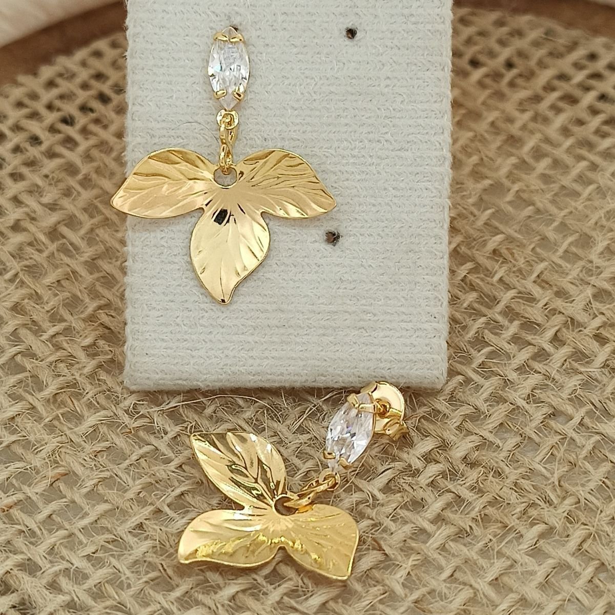 Brinco folheado a ouro de folhaorganico com zircônia