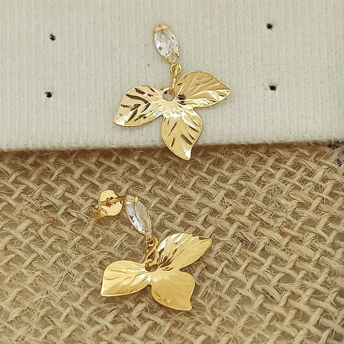 Brinco folheado a ouro de folhaorganico com zircônia