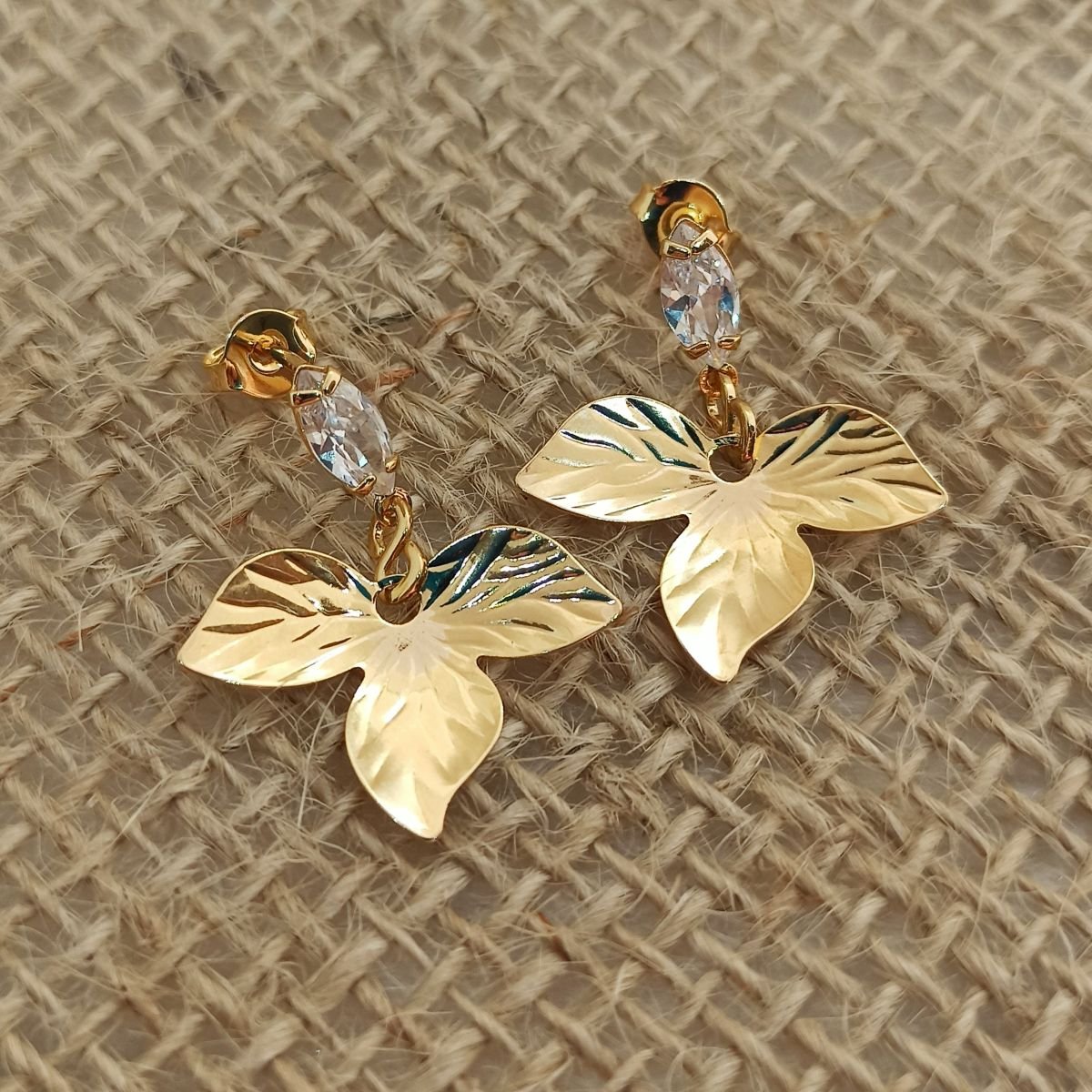 Brinco folheado a ouro de folhaorganico com zircônia