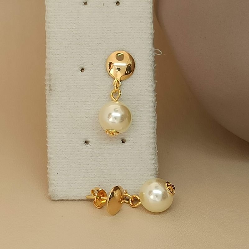 brinco folheado a ouro de pérola pendurada