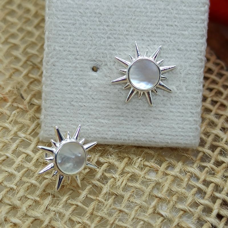 Brinco Sol em Prata com Madrepérola