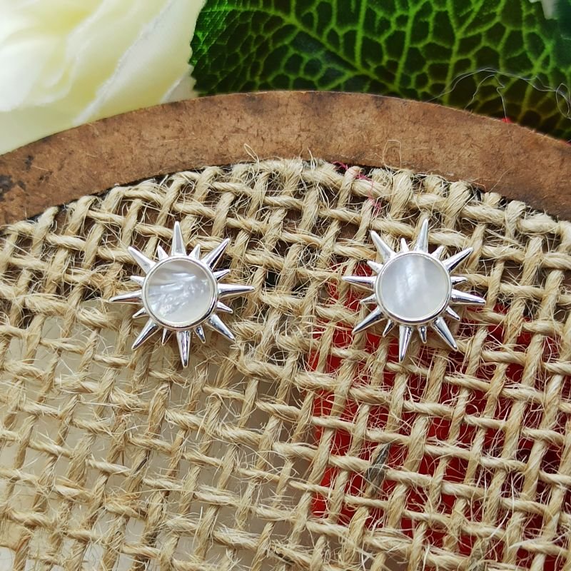 Brinco Sol em Prata com Madrepérola