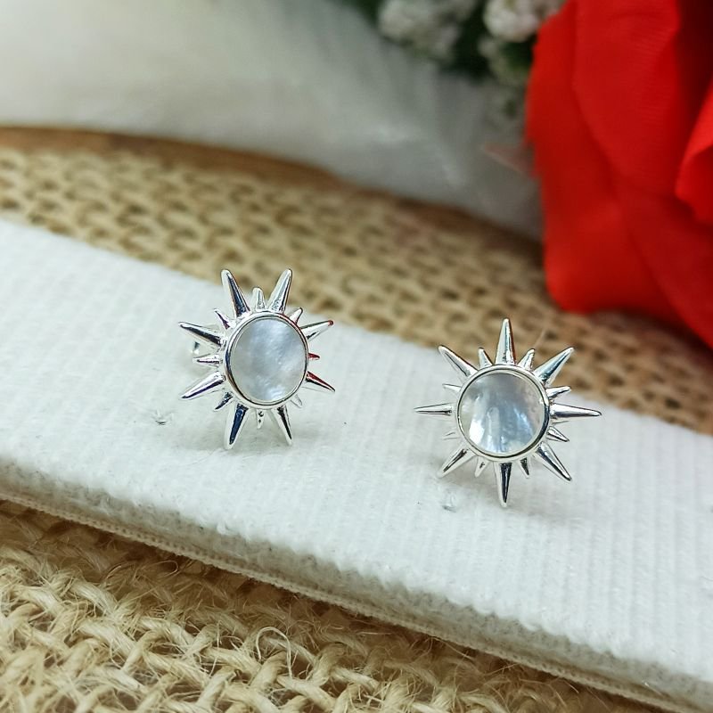 Brinco Sol em Prata com Madrepérola