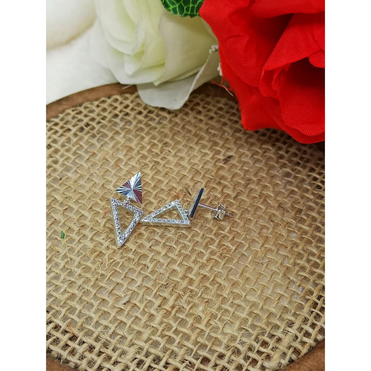 Brinco triangular de prata laminado e com zircônias