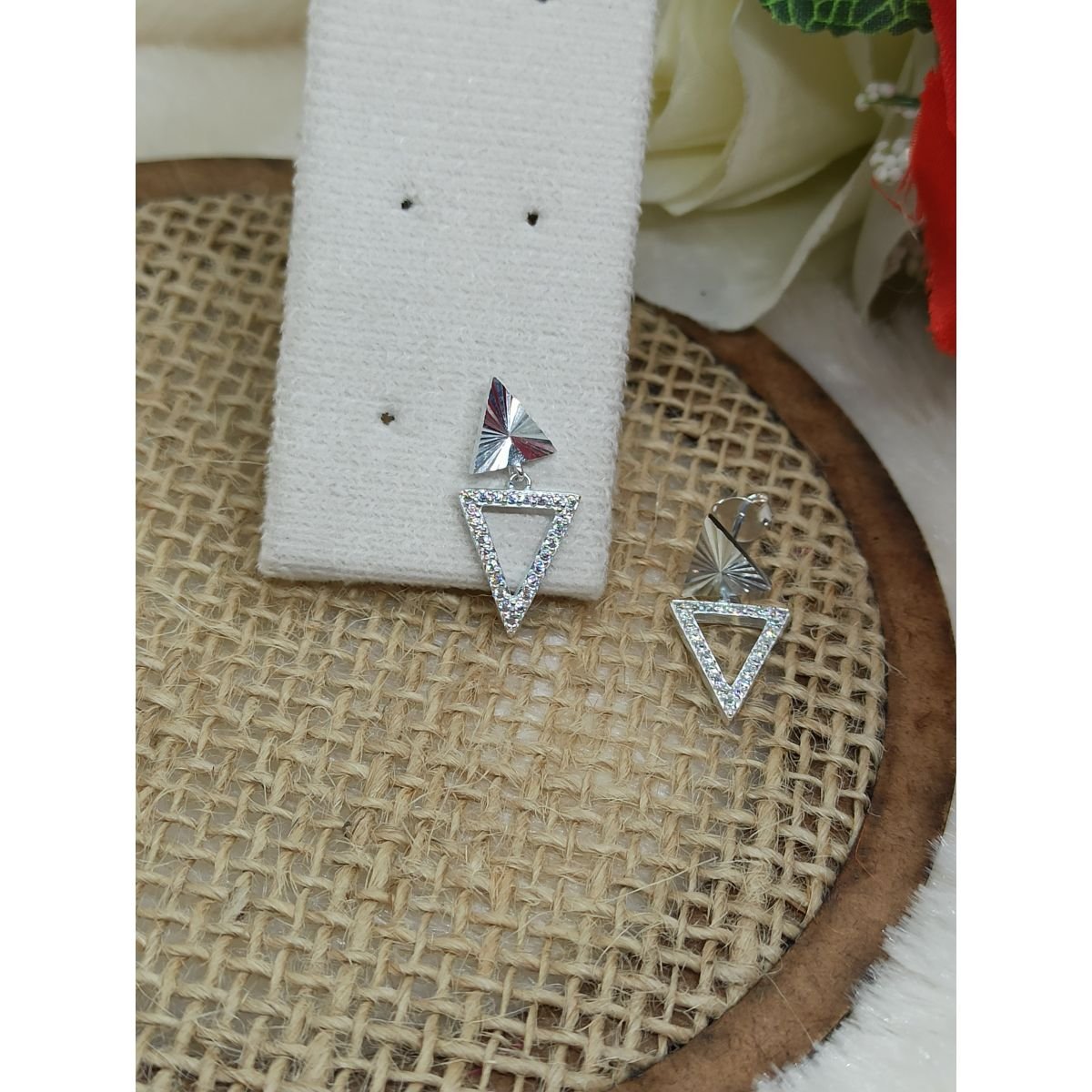 Brinco triangular de prata laminado e com zircônias