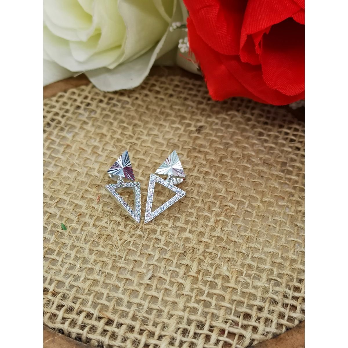 Brinco triangular de prata laminado e com zircônias